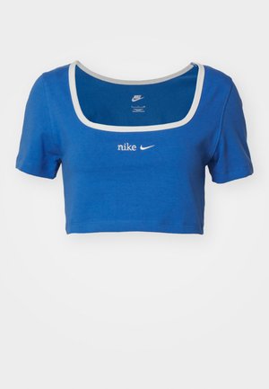Blå kortærmet t-shirt lavet af blødt bomuld, med firkantet halsudskæring, korte ærmer og hvide logo detaljer på brystet og kraven.