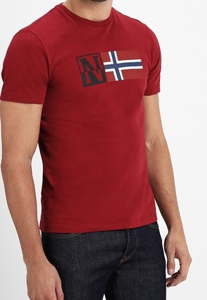 Rotes Baumwoll-T-Shirt mit schwarzem Design und der norwegischen Flagge. Kurzärmlig, klassischer Schnitt und glatte Textur.
