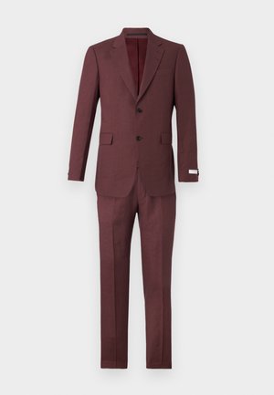 Bordeaux tweed in twee delen, met een op maat gemaakt jasje met ingelegde revers en twee voorzakken, gecombineerd met vlakke broek.