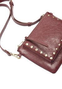 Bordowa skórzana torba na ramię z złotymi ćwiekami, kieszenią na zamek i regulowanym paskiem dla większej wszechstronności. Gładka faktura, kompaktowy design.