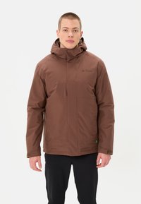 Veste imperméable marron avec capuche, au design épuré, fermeture éclair et poignets réglables. Logos sur la poitrine et l'ourlet.