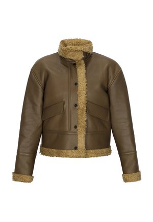 Bruine leren jas met beige shearling afwerking op de kraag, voorkant, manchetten en zoom, met knopen aan de voorkant en klepzakken.