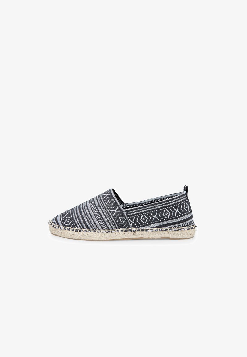 Černobílé espadrilky s vzorovaným šatem, textilní svrchní částí a tkanou juty podešví. Disponují zaoblenou špičkou a elastickými bočními panely.