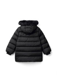 Cappotto puffo nero con cappuccio, dotato di rifinitura in pelliccia sintetica, cuciture orizzontali e polsini a coste. Visuale posteriore, texture liscia.