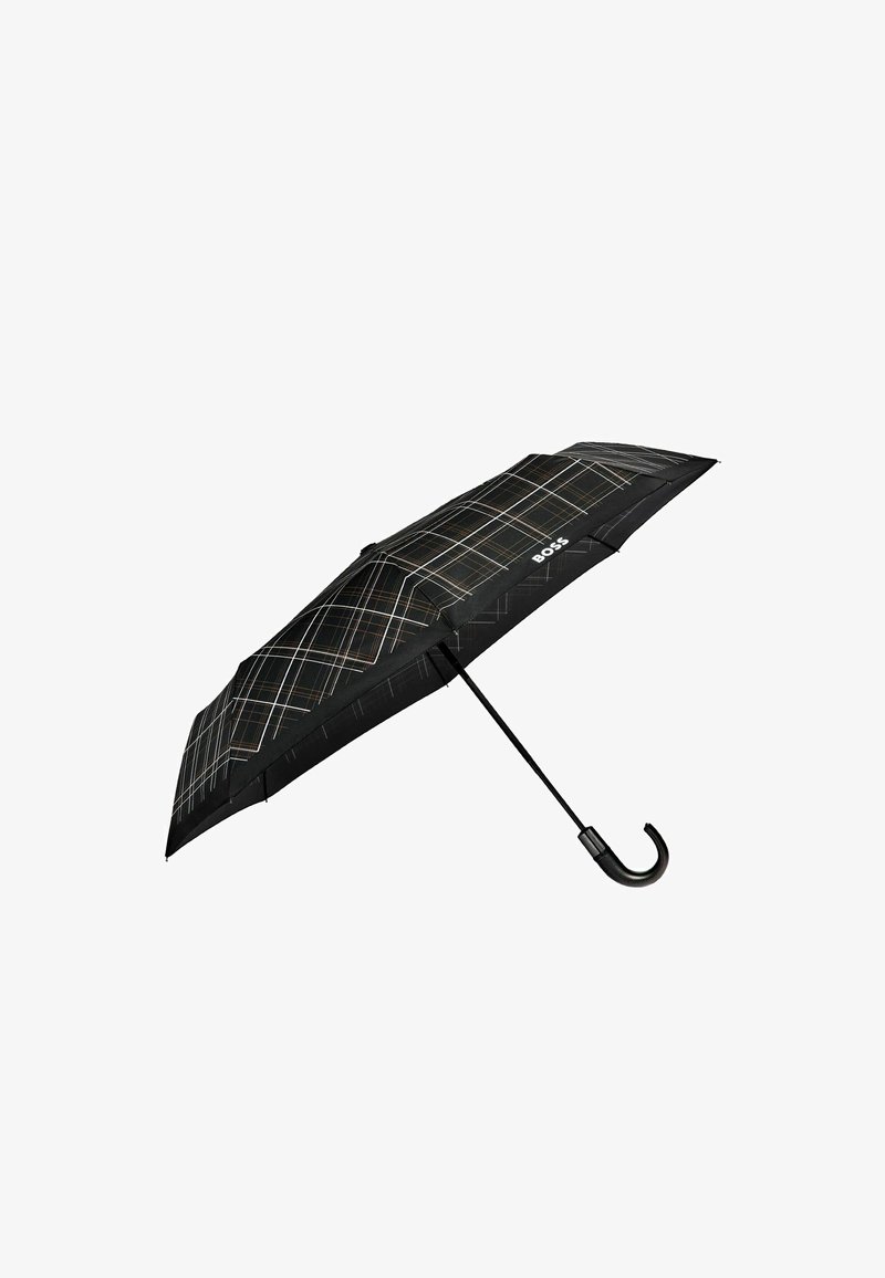 Parapluie noir avec un motif à carreaux blancs et bruns, poignée noire incurvée, et logo "BOSS" sur un panneau, ouvert sur un fond blanc.