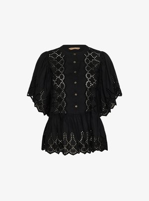 Schwarze Bluse mit einem runden Halsausschnitt, kurzen puffigen Ärmeln, Knopfverschlüssen und dekorativen Cut-Out-Mustern entlang des Oberteils und des Saums.