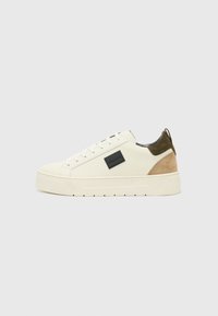 Weiße Ledersneaker mit Wildlederakzenten in Oliv und Beige. Features eine runde Zehenpartie, eine dicke Sohle und ein schwarzes Markenpatch an der Seite.
