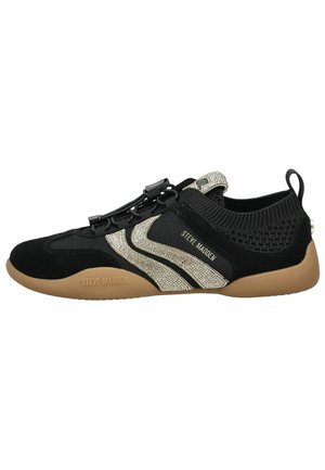 Schwarzer Low-Top-Sneaker mit beiger Sohle, silbernen Strassstreifen, gestricktem Knöchelkragen, Knebelösen und „Steve Madden“-Markierung an der Seite und Sohle.