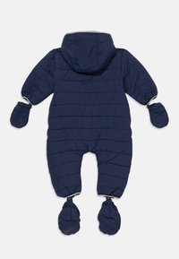 Marinblå vadderad babydräkt för snö med fastsatt huva, vantar och stövlar, placerad platt på en vit bakgrund.