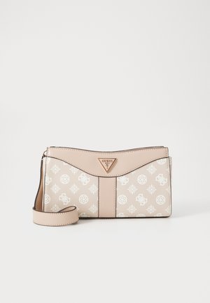 Clutch de cuero sintético beige con patrón de logo blanco, acabado texturizado y parte superior curva. Incluye una correa de muñeca desmontable y herrajes con logo.