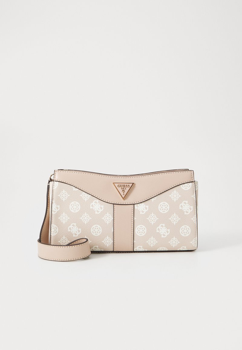 Clutch de cuero sintético beige con patrón de logo blanco, acabado texturizado y parte superior curva. Incluye una correa de muñeca desmontable y herrajes con logo.