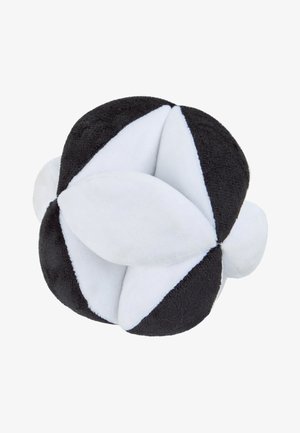 Weicher Plüsch-Puzzleball in schwarz-weißen Segmenten, mit ineinandergreifenden, gebogenen Paneelen, die eine 3D-Form bilden.