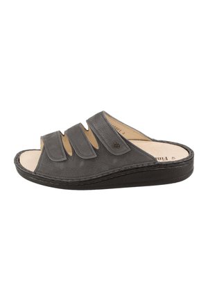 Schwarze offene Zehen-Slipper-Sandale mit drei verstellbaren Riemen und gepolsterter Sohle, entwickelt für Komfort und Unterstützung.