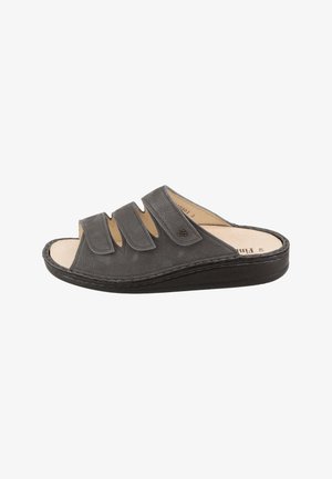 Schwarze offene Zehen-Slipper-Sandale mit drei verstellbaren Riemen und gepolsterter Sohle, entwickelt für Komfort und Unterstützung.