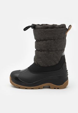 Botte d'hiver noire et grise avec tige rembourrée, partie inférieure en caoutchouc, semelle marron texturée, fermeture à cordon et languette à l'arrière.