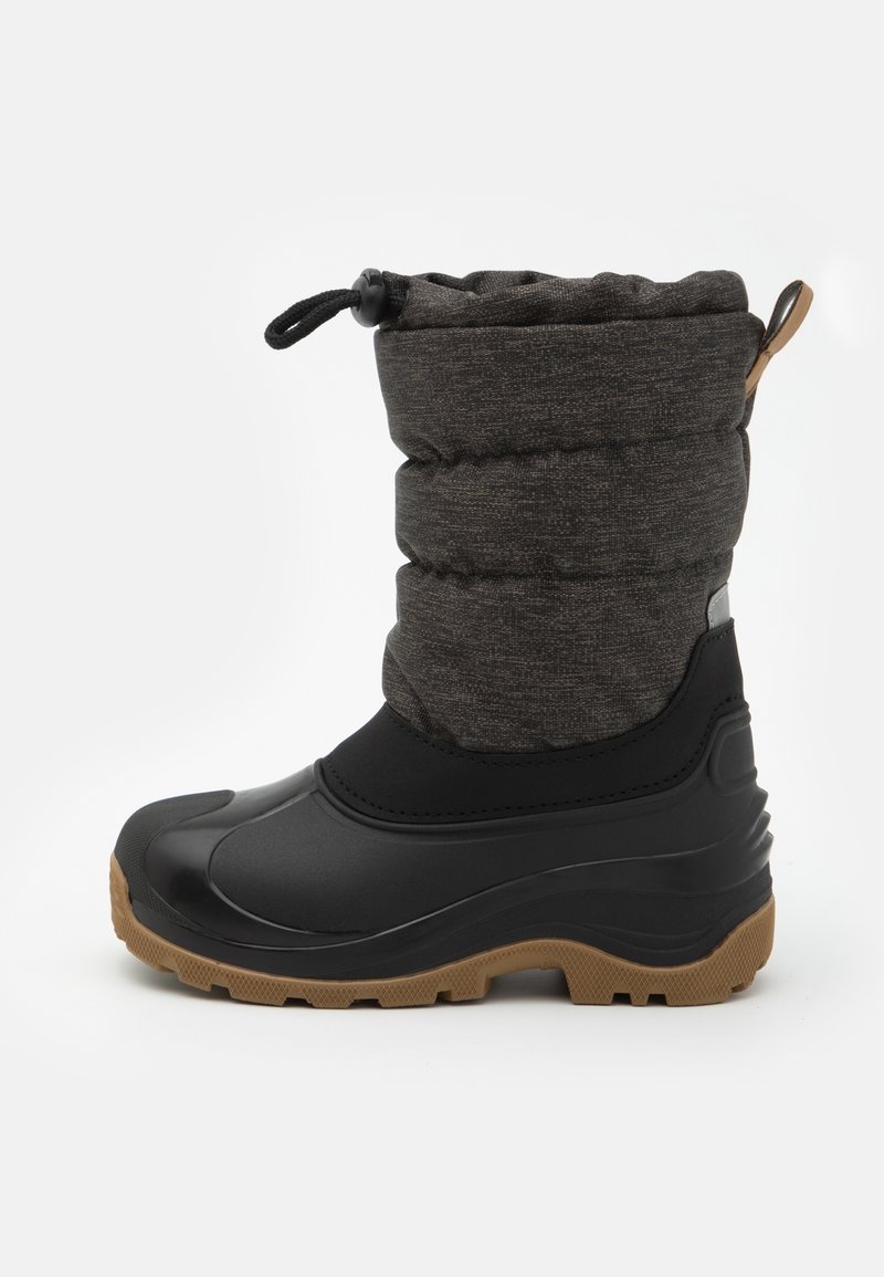 Botte d'hiver noire et grise avec tige rembourrée, partie inférieure en caoutchouc, semelle marron texturée, fermeture à cordon et languette à l'arrière.