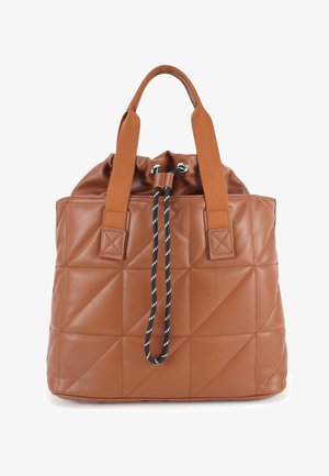 Bruine leren shopper met een gestikt patroon, brede stoffen handvatten en een zwart-wit koordsluiting aan de bovenkant.