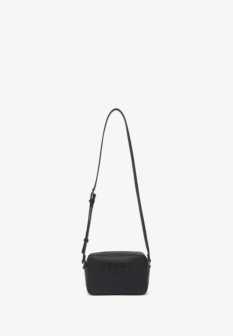 Fekete, téglalap alakú oldaltáska texturált műbőrből. Cipzáras záródással és állítható pánttal rendelkezik. A táska elején dombornyomott logó látható.