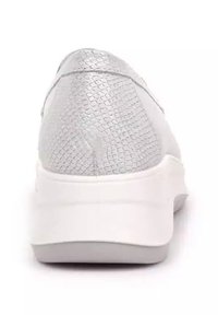 Sneaker argentato con un retro testurizzato simile a quello di un rettile, suola intermedia bianca e parte anteriore liscia. Presenta un design minimal e colori sobrii.