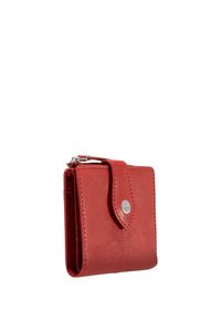 Portefeuille en cuir rouge avec une finition texturée, rabat rabattable et quincaillerie en argent. Comprend une fermeture à glissière et une forme compacte et rectangulaire.