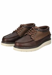 Zapatos de cuero marrón con acentos de tela beige, punta redonda, diseño de cordones, superficie texturada y suela de goma de color claro.
