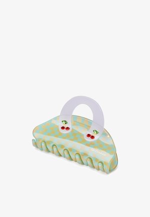 Clip per capelli in plastica con un motivo a scacchi translucido blu chiaro e verde. Presenta due disegni di ciliegie in rosso e verde. Forma arrotondata.