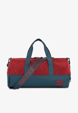 Bolsa de deporte con paneles en rojo y teal, tela duradera, dos asas superiores y una correa de hombro desmontable con el logo de "SKECHERS".