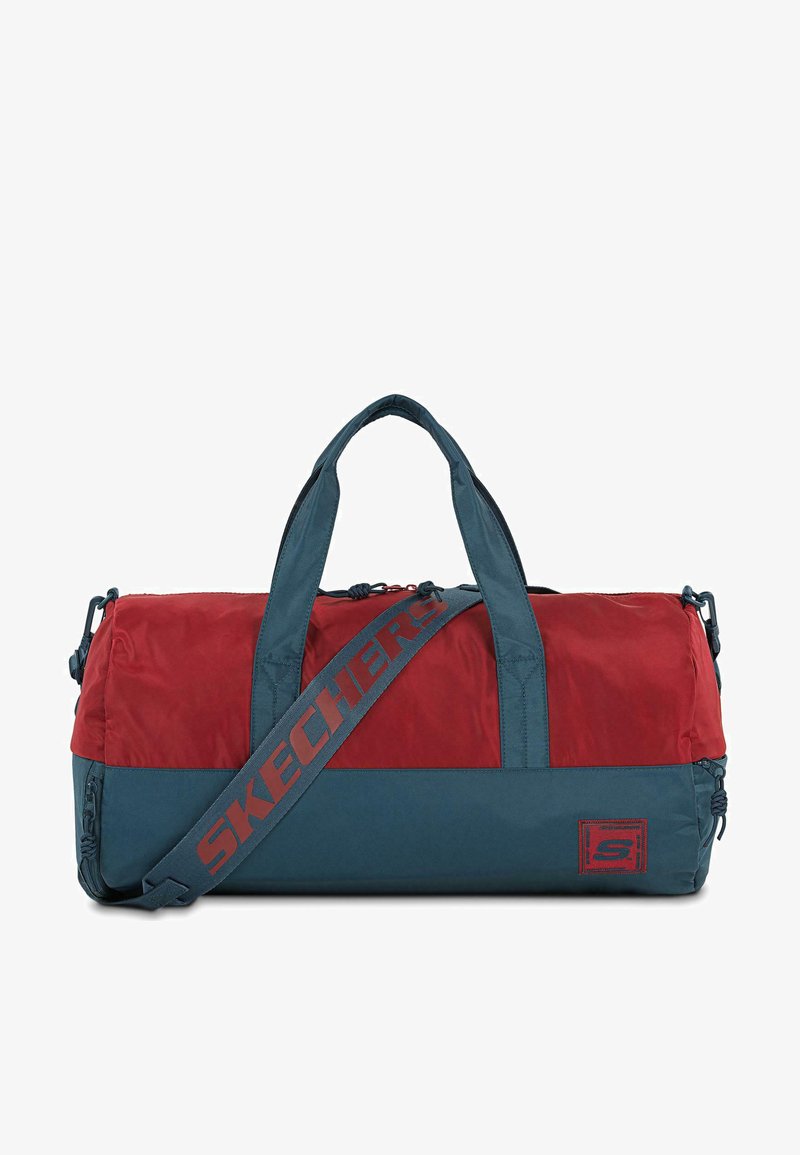 Bolsa de deporte con paneles en rojo y teal, tela duradera, dos asas superiores y una correa de hombro desmontable con el logo de "SKECHERS".