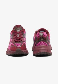 Par de zapatillas deportivas de malla en tonos granate y rosa, mostradas de frente y por detrás sobre fondo blanco, con cordones y listas para usar.