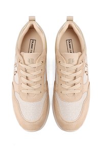 Sneakers beige con tomaia in camoscio e mesh, chiusura con lacci e hardware decorativo dorato. Presentano un colletto imbottito e pannelli laterali testurizzati.