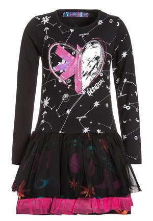 Czarna sukienka z długim rękawem z dużym różowo-białym sercem, wzorami konstelacji, napisem "Desigual" oraz warstwową, czarno-różową falbaną na spódnicy.
