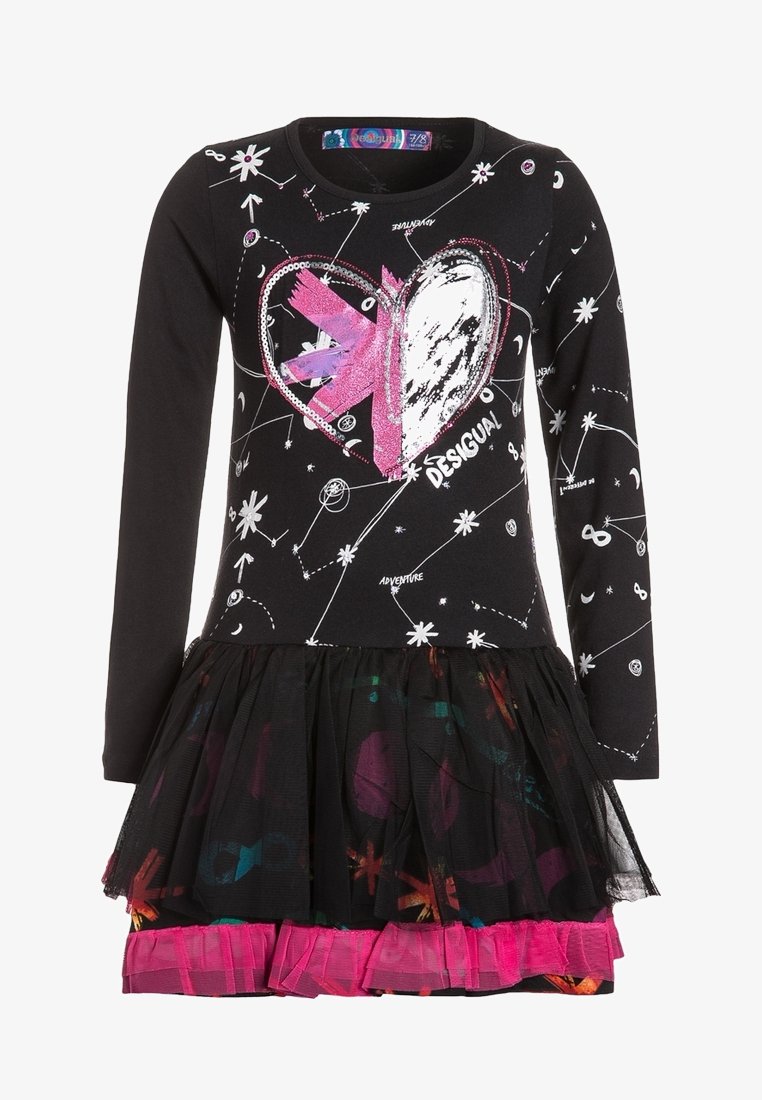 Robe noire à manches longues avec un grand cœur rose et blanc, motifs de constellations, texte "Desigual", et jupe à volants superposés noire et rose.
