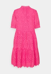 Roze jurk met korte mouwen, voorzien van perforaties, een gelaagde onderrand en golvende randen. De stof is lichtgewicht met een gemêleerd patroon.