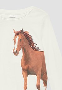 Weißes Langarmhemd mit einem detaillierten braunen Pferdegraphic, das mit mehrfarbigen Perlenakzenten in der Mähne verziert ist. Textile Struktur sichtbar.