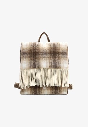 Woolen plecak w brązowo-kremowym kolorze z wzorem w kratkę, z frędzlami na dole i uchwytem na górze do noszenia.