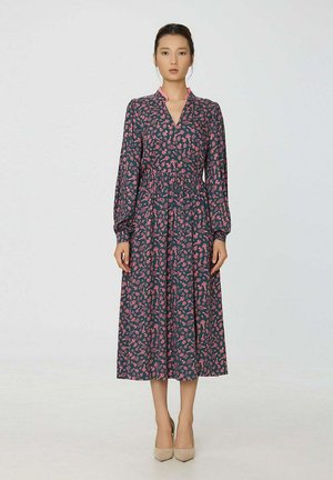 À COL V ET IMPRIMÉ LIBERTY - Robe chemise - rose