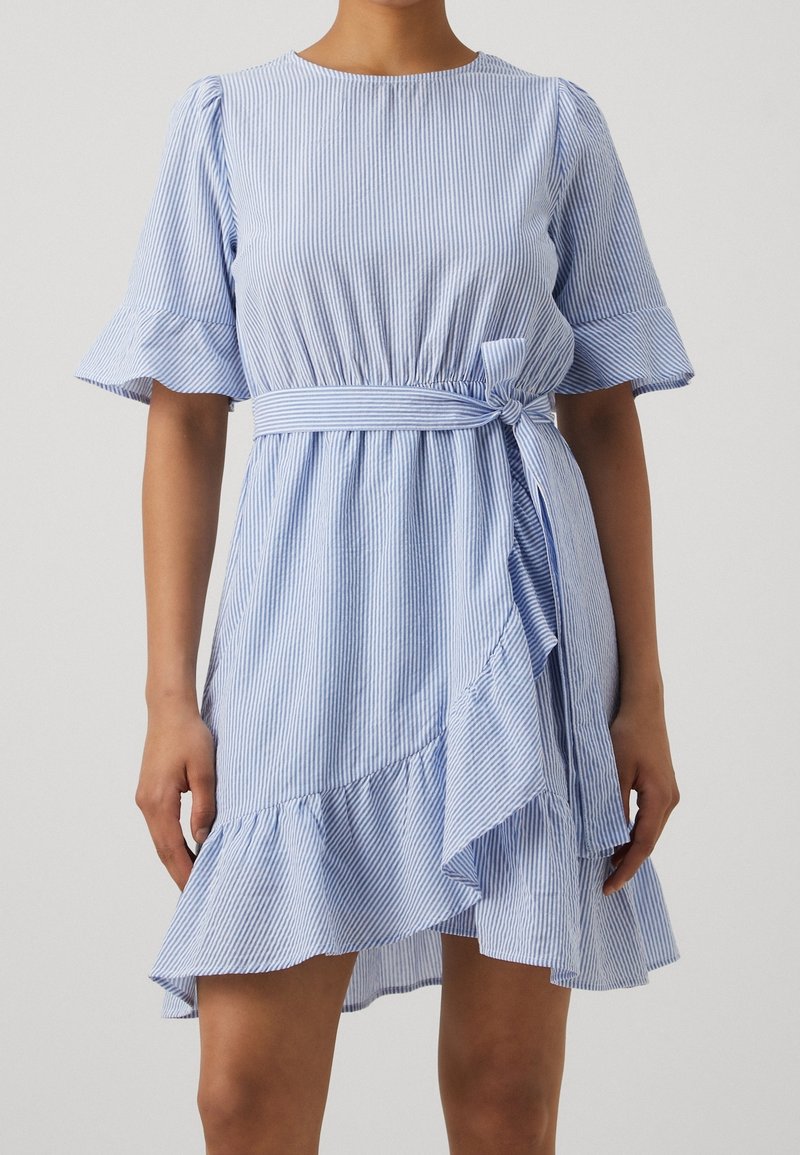 Helles blau gestreiftes Kleid mit kurzen Rüschensäumen, einer gebundenen Taille und einem mehrlagigen Rüschensaum, aus weichem Stoff mit einem fließenden Design.