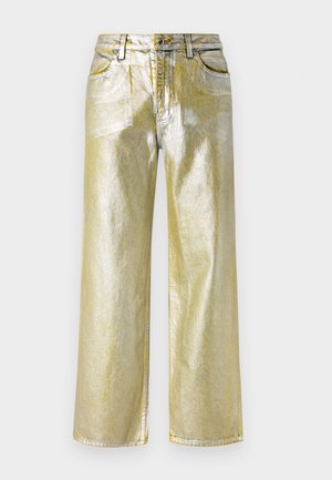 Jeans larghi metallici dorati con una texture lucida, dotati di cinque tasche e chiusura frontale con bottone. Davanti piatto e orlo pulito.