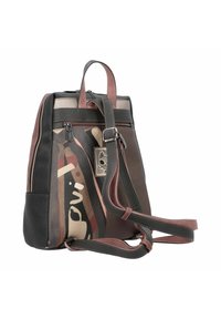 Zaino realizzato in pelle nera texturizzata con un motivo multicolore, caratterizzato da accenti rosa e marroni, manico superiore e spallacci regolabili.