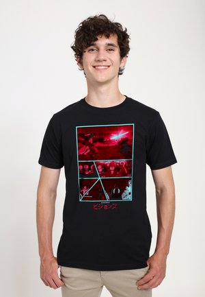 Czarny bawełniany t-shirt z wielopanelową grafiką w czerwonych i niebieskich odcieniach, przedstawiającą postacie z motywem science fiction oraz japońskim tekstem na dole.