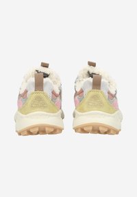 Baskets de sport multicolores en matériaux en suède et textile; avec doublure fluffy, accents texturés et semelle en caoutchouc moulé.