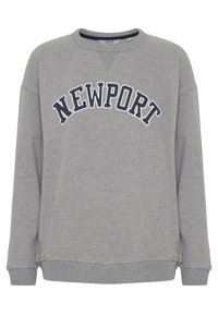 Felpa grigia realizzata in morbido tessuto, con collo a giro e maniche lunghe. La scritta "NEWPORT" è stampata in blu scuro sul petto.