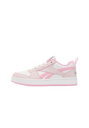 Sneaker Reebok basso con pannelli bianchi e rosa chiaro, strisce logo rosa, lacci bianchi e suola bianca con rifinitura inferiore rosa.