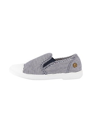 Chaussures à enfiler rayées en tissu bleu marine et blanc, dotées d'une semelle en caoutchouc blanc texturé et d'un petit logo sur le côté.