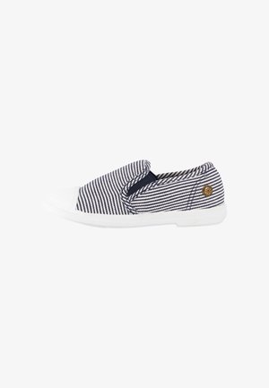 Stribede slip-on sko i navy og hvidt stof, med en tekstureret hvid gummisål og en lille logo-accent på siden.