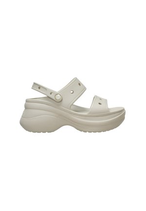 Sandalo platform beige con cinturino regolabile e fori di ventilazione, con suola spessa e sagomata per maggiore altezza e comfort.