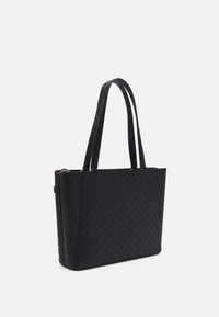 Borsa a tracolla nera realizzata in materiale testurizzato, con motivo in rilievo, due manici lunghi, chiusura a zip e forma rettangolare.