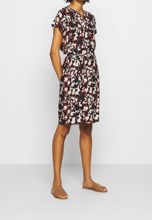 Vestito a maniche corte con un motivo floreale in rosso, nero e beige, stretto in vita con una cintura abbinata. Tessuto morbido e design fino al ginocchio.