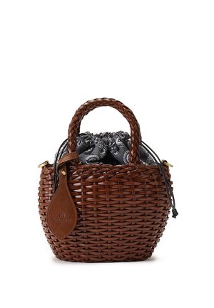 Borsa marrone in stile cestino intrecciato con manici intrecciati, chiusura con coulisse in tessuto paisley bianco e nero e targhetta in pelle sul lato.