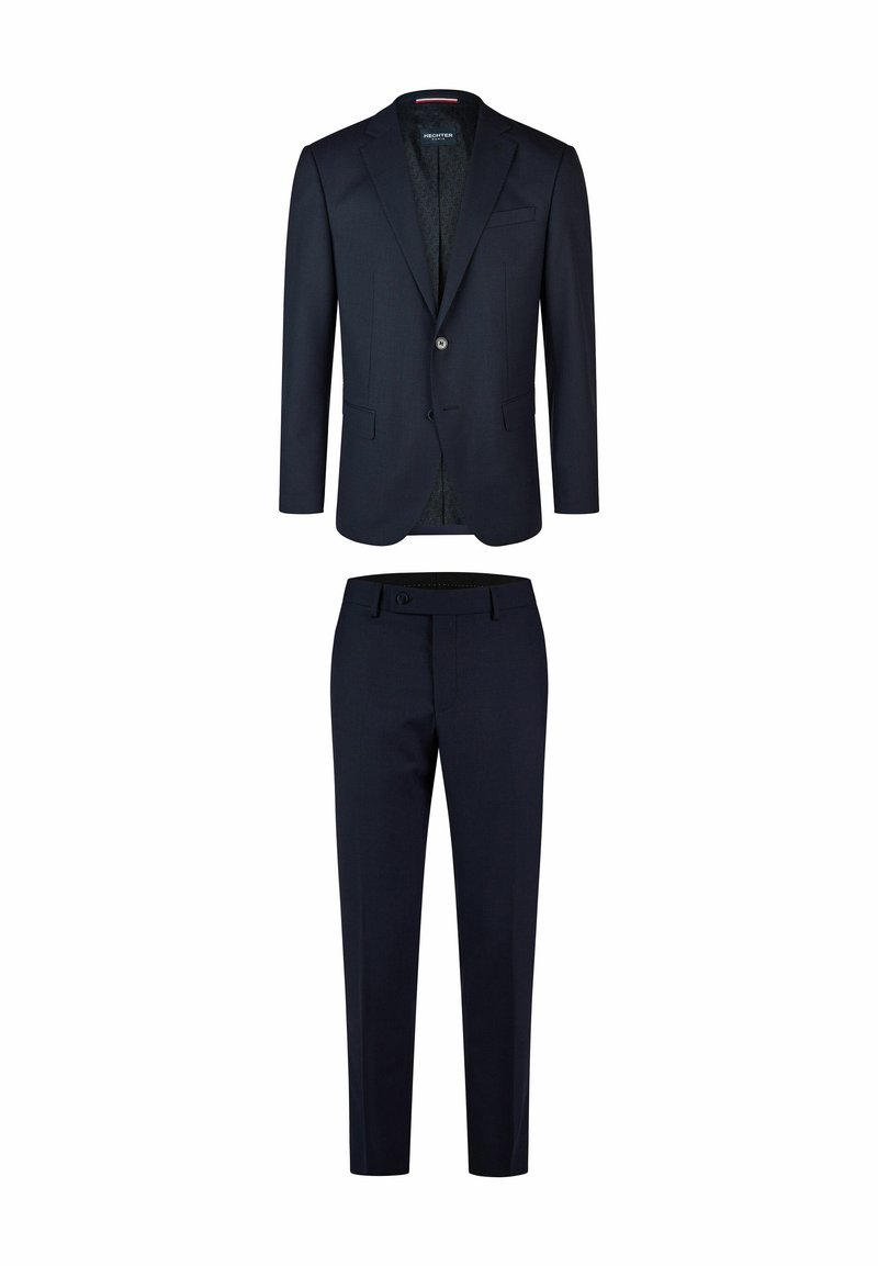 Navyblaues Anzugset mit einem taillierten Blazer und einer Zwei-Knopf-Verschluss sowie passenden schmal geschnittenen Hosen. Glattes Material mit subtiler Textur.